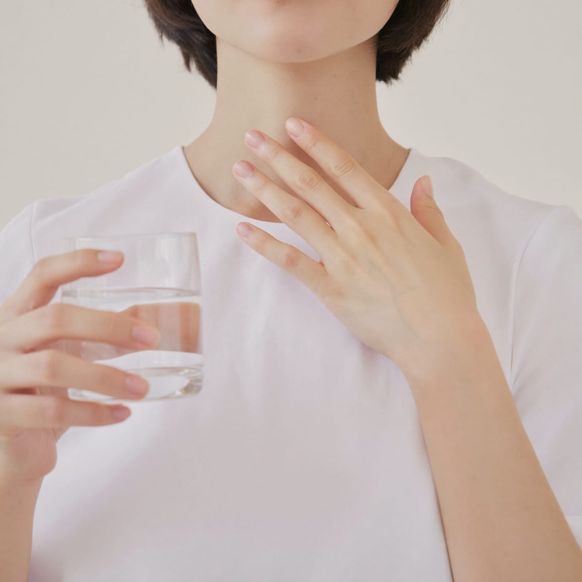 목에서 쇠맛 나는 이유, 원인별로 짚어봅니다 썸네일