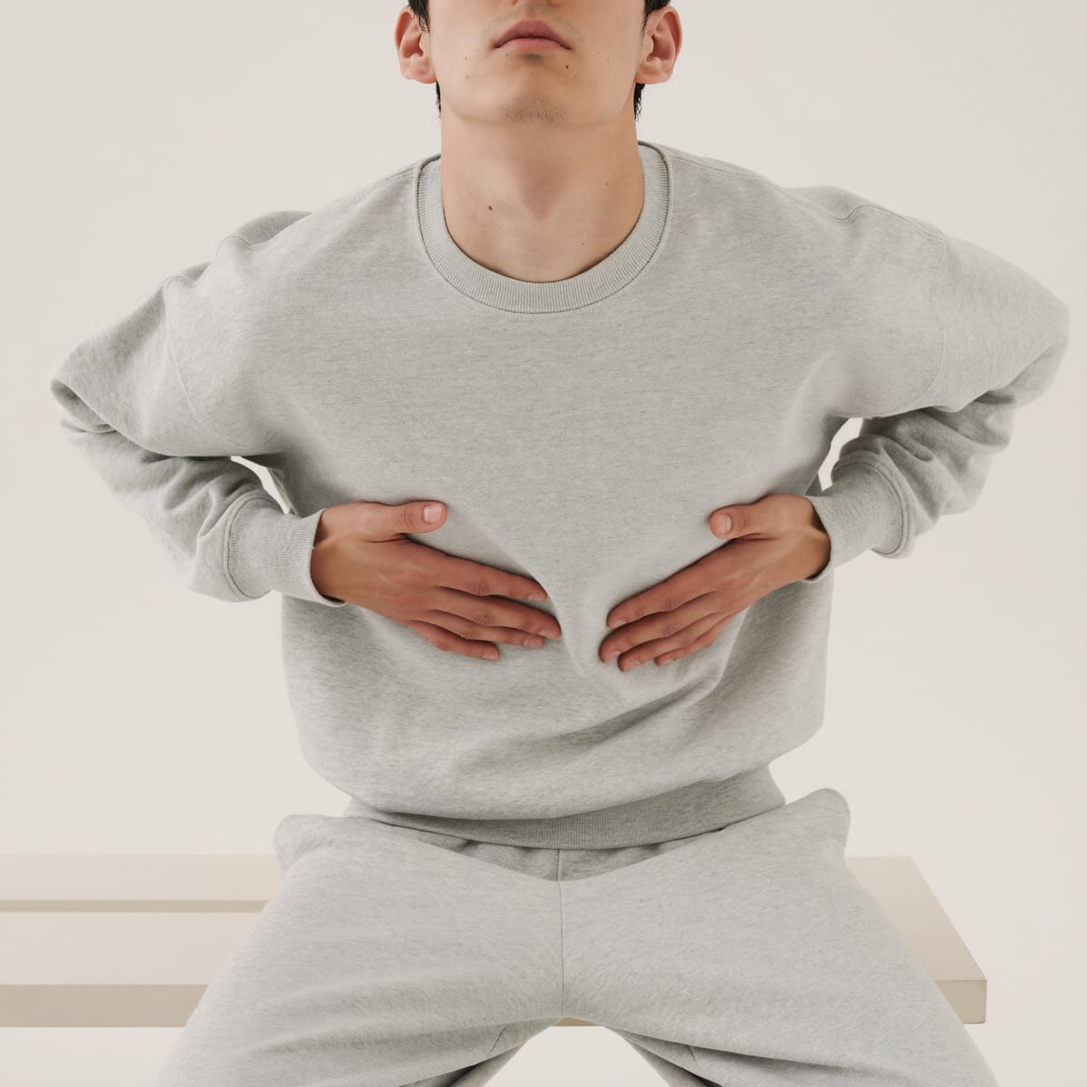급성 위경련 증상, 갑자기 명치가 쥐어짜듯 아플 때 나타나는 것들 썸네일